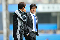 現役時代、苦楽を共にした鈴木秀人ヘッドコーチと作戦を練る名波監督。