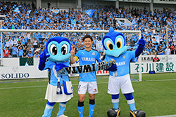 自身の誕生日に鮮やかなFKを決め、勝利の立役者となった上田選手。試合後に笑顔で記念撮影。